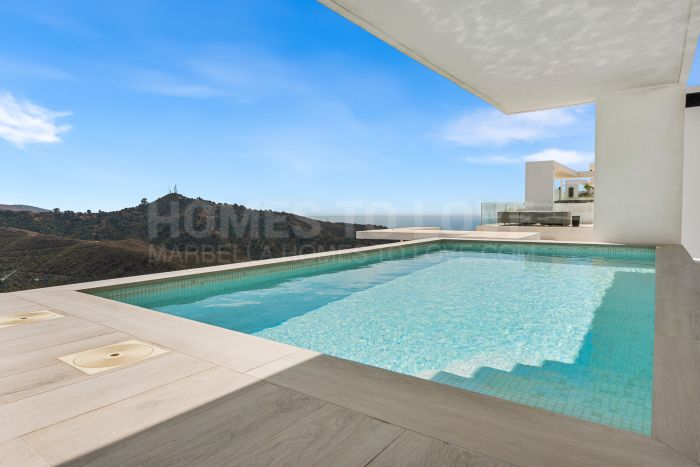 Panoramic Penthouse with Large Terrace and Sea Views for Sale in Palo Alto, Marbella