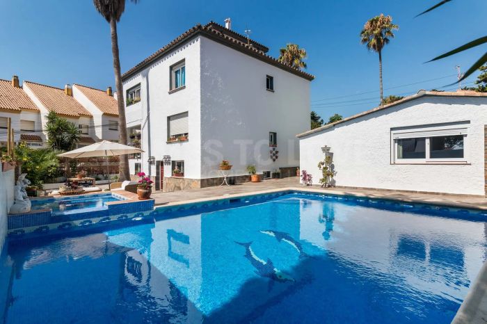 UNIQUE OPPORTUNITY! IDEAL FOR INVESTORS OR LARGE FAMILIES! House with a tourist rental license! Just 30 seconds from the beach!