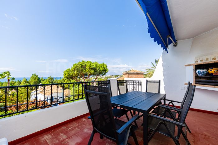 Casa adosada esquinera reformada con vistas panorámicas al mar y estudio independiente
