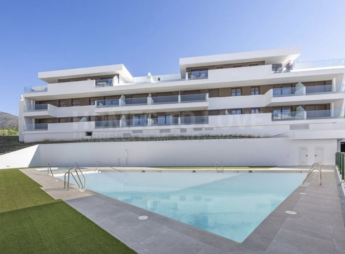 New Three-Bedroom Apartment in Estepona with Panoramic Views