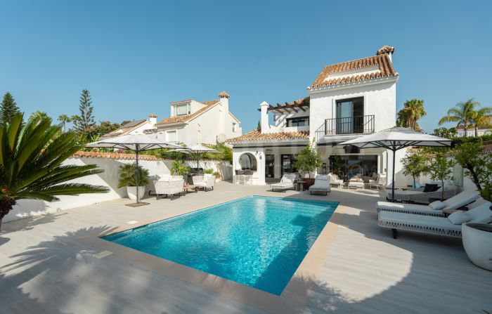 Villa на продажу в Parcelas del Golf, Nueva Andalucia
