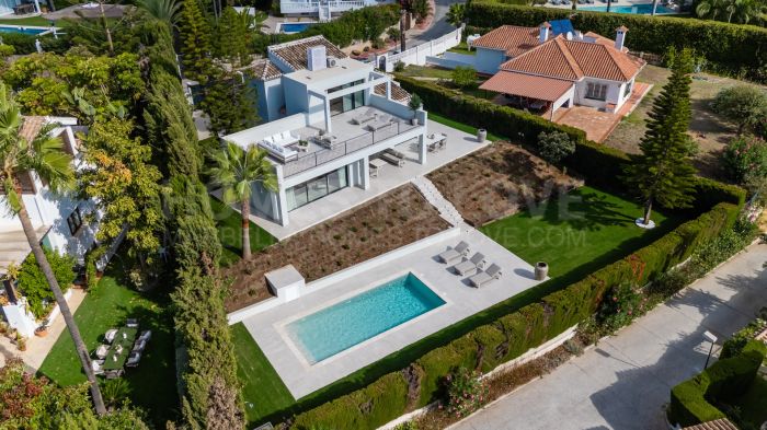 Villa Mediterránea Totalmente Reformada con Vistas al Mar en Elviria - Marbella Este