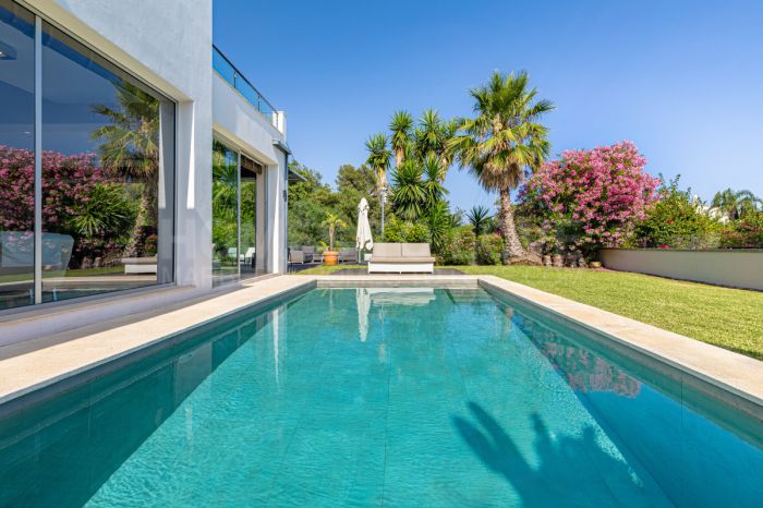 Villa for sale in El Rosario, Marbella East