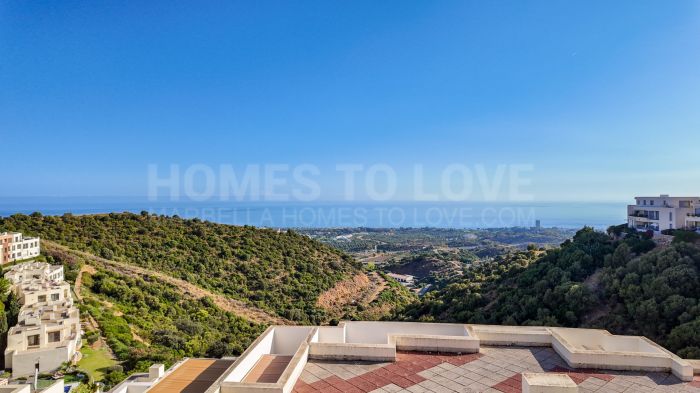 Ático exclusivo en Los Altos de Los Monteros con impresionantes vistas panorámicas al mar Mediterráneo