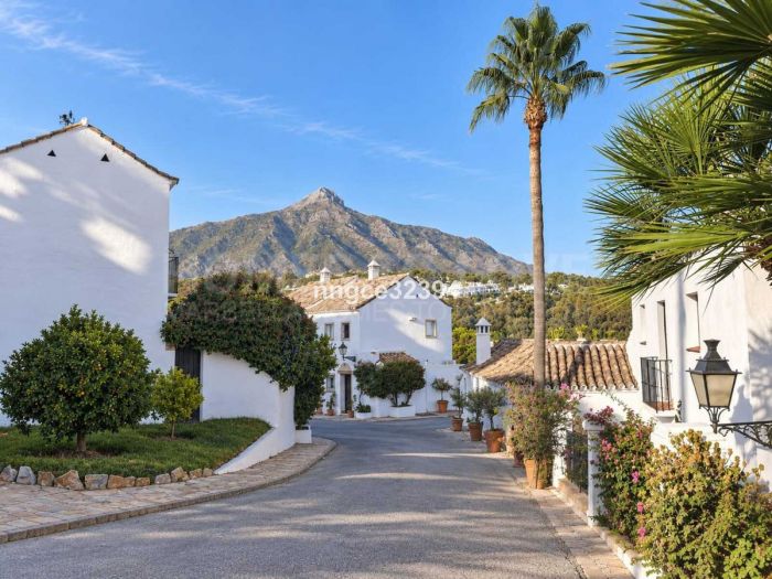 Licencias de Turismo Anterior Aloha, Nueva Andalucía ANTE Encantadora Casa Adosada de 2 camas con Vistas al Mar Parcial, Piscina, Tenis & Parking