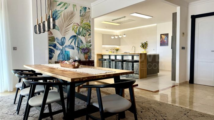San Roque Club. Drei Schlafzimmer, 80 m² Terrasse und das Meer direkt gegenüber.