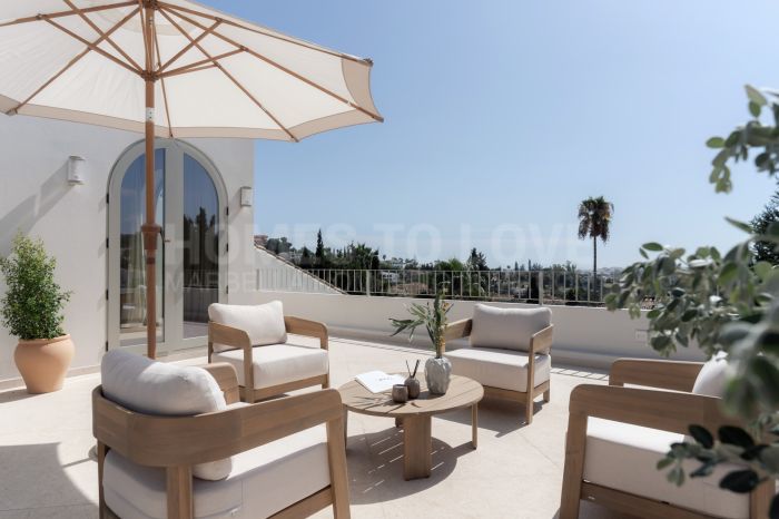 Villa for sale in Los Naranjos, Nueva Andalucia