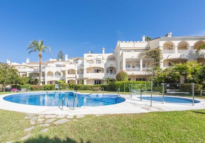 Gran oportunidad: apartamento de 2 dormitorios reformado en El Paraíso, Estepona