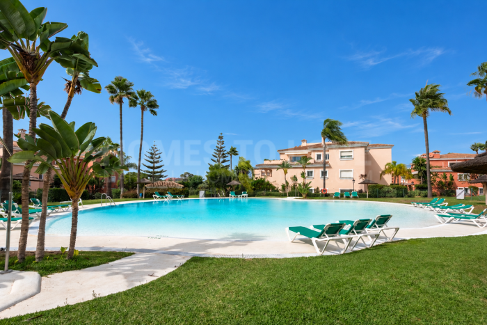 Ático junto a la playa con solárium privado, sala de 80 m² en el sótano y licencia turística