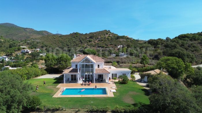 Villa de cuatro dormitorios orientada al sur en Altos de Estepona, con vistas panorámicas al mar y a la montaña