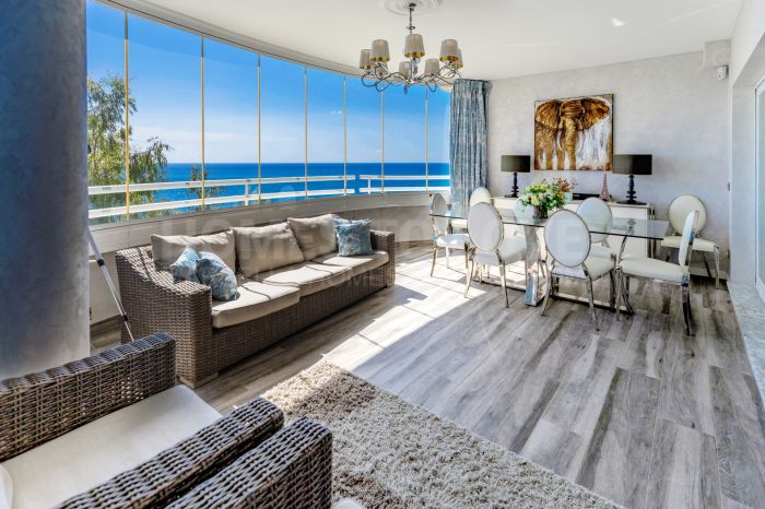 Apartamento de 3 dormitorios en primera línea de playa en Benalmádena Costa con vistas al mar