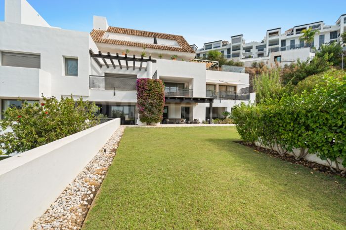 Espacioso apartamento amueblado de 3 dormitorios en planta baja en Tee 5, Los Flamingos, con amplias terrazas y vistas al campo de golf.