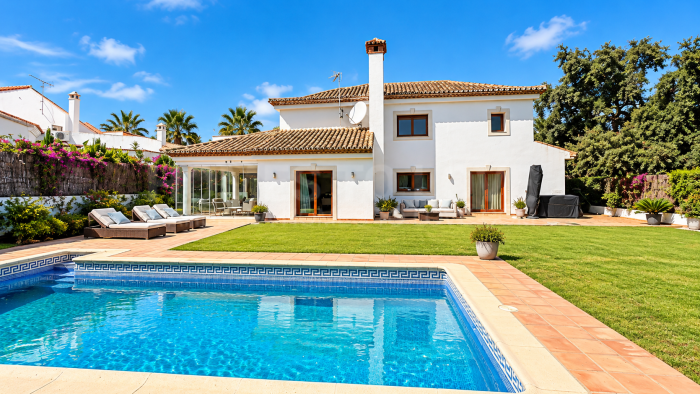 Elegante Villa Familiar con Piscina Privada en la Zona B de Sotogrande