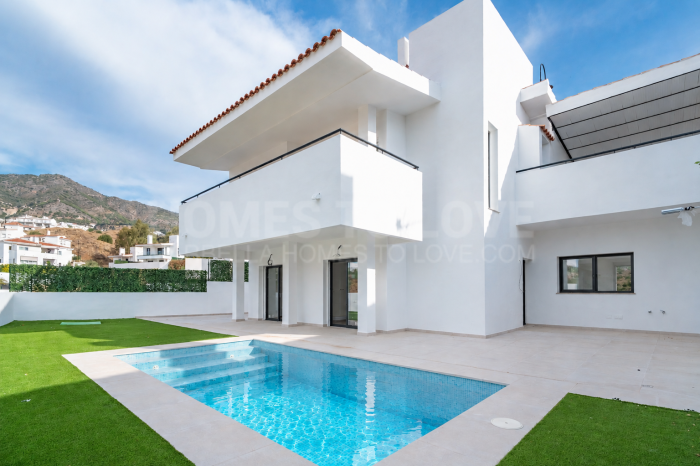 Villa de obra nueva con vistas bonitas en Mijas Pueblo