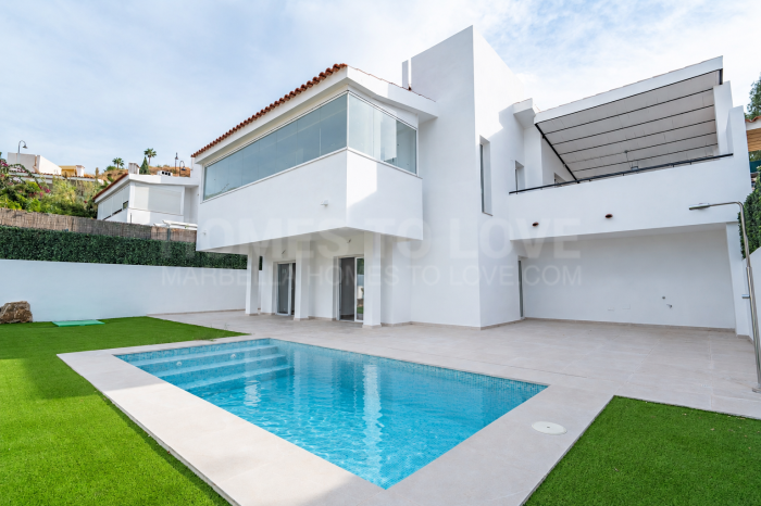 Villa de obra nueva con vistas bonitas en Mijas Pueblo
