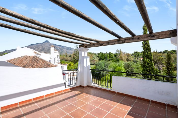 Helles und geräumiges, drei Schlafzimmer-End-Stadthaus in der gesuchten Gemeinde von Los Naranjos de Marbella, in Nueva Andalucía