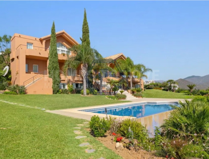 Villa en venta en La Mairena, Marbella Este