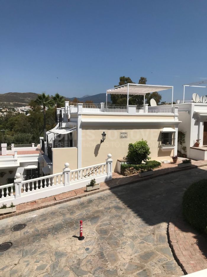 Charmante maison de ville avec terrasse spacieuse à Aloha Pueblo, Nueva Andalucía