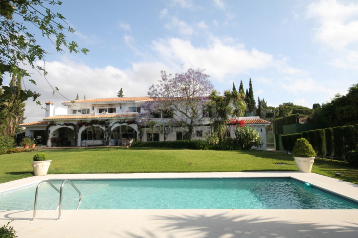 Grande villa classique adaptée comme Bed&Breakfast dans la partie inférieure de Calahonda