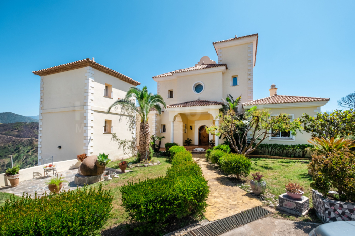 Fantástica villa en una parcela de 60.000m2 en Estepona con vistas a la montaña y el mar