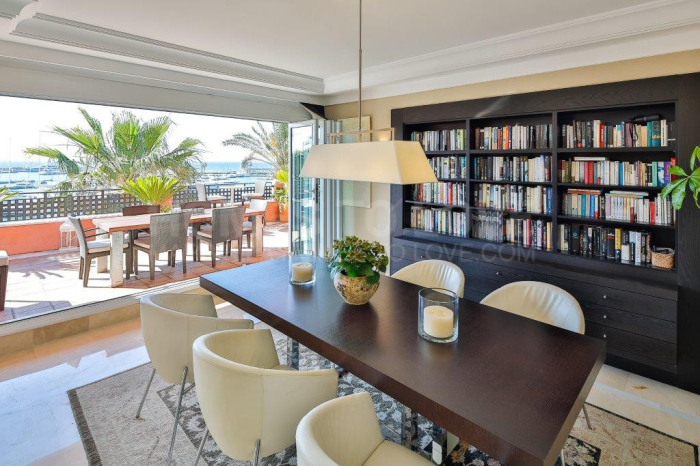 Penthouse de luxe avec vue imprenable sur la marina et la mer à Sotogrande