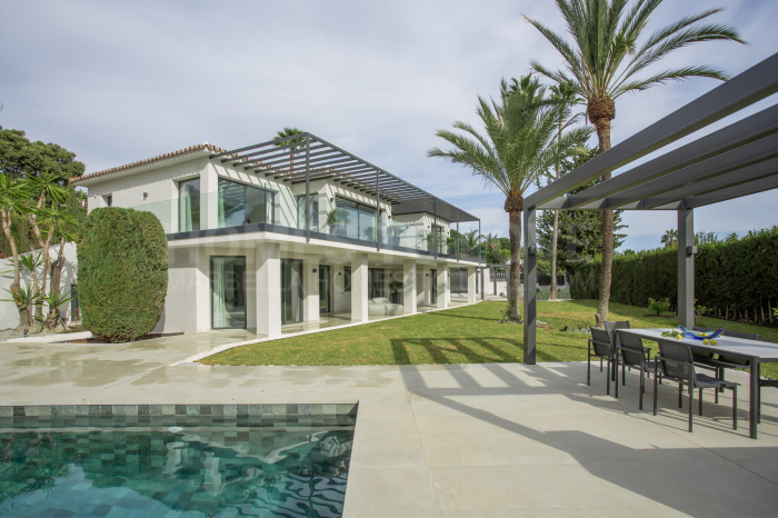 Lujosa villa de cinco dormitorios con vistas panorámicas al mar en Rocío de Nagüeles, Milla de Oro de Marbella