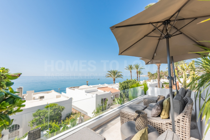 Bungalow de diseño de estilo Scandi en la playa Oasis Club en la Milla de Oro de Marbella.