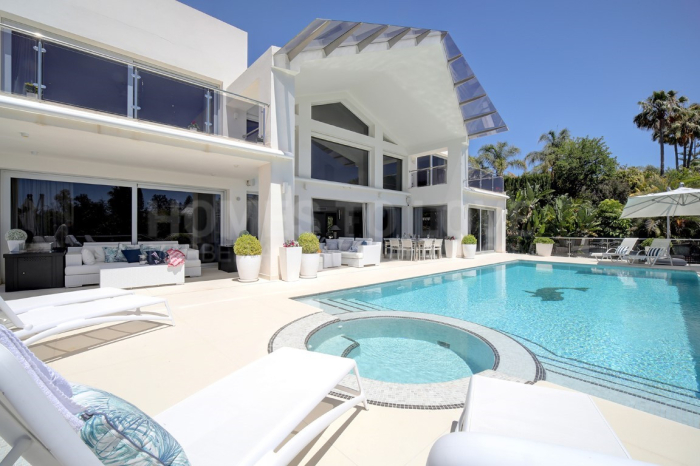 Traumhafte Villa mit fünf Schlafzimmern im exklusiven Golf Valley von Nueva Andalucia, Marbella