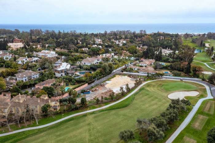 Se vende, en primera línea del campo de golf Guadalmina Baja, parcela de 3011m2