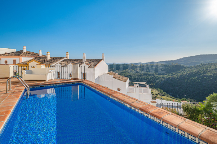Tranquila villa orientada al suroeste con seguridad 24 horas en venta en Benahavís