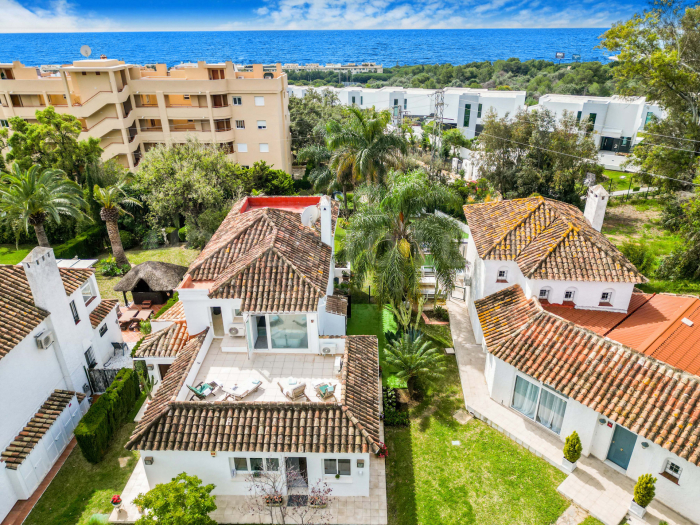 Maravillosa villa de cuatro dormitorios situada dentro de una pequeña comunidad cerrada de Calahonda, Mijas Costa con apartamento de invitados