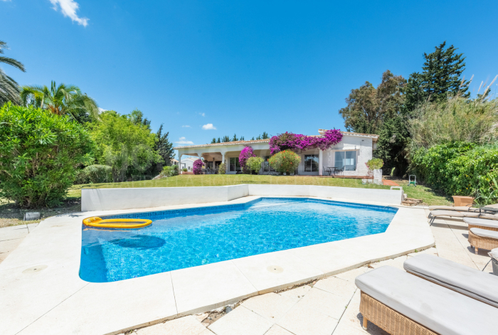 Villa de estilo andaluz con una gran parcela de 1.700 m² ubicada cerca del Club de Golf Atalaya.