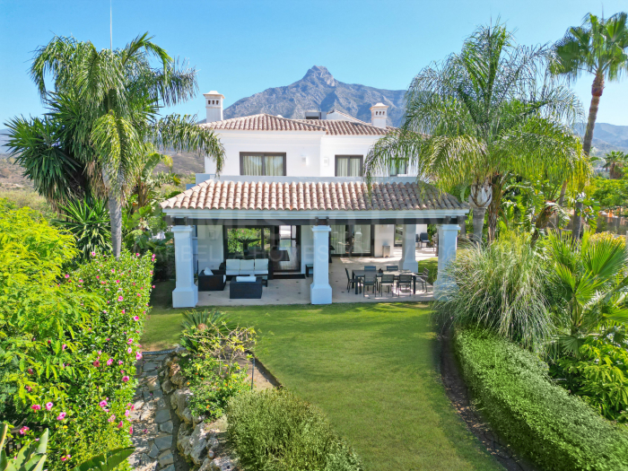 Elegant five bedroom south facing luxury villa in Village Las Lomas de Magna Marbella