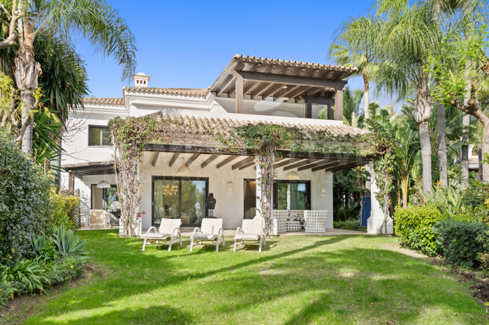 Wonderful six bedroom southwest facing luxury villa in Lomas de Magna Marbella on Marbella's Golden Mile