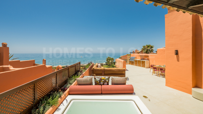Exquisito ático dúplex en primera línea de playa en La Morera, Reserva de Los Monteros