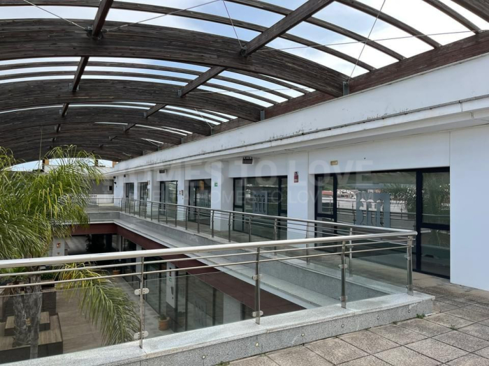Local comercial reformado y listo para su uso inmediato en Sotomarket, Sotogrande en venta