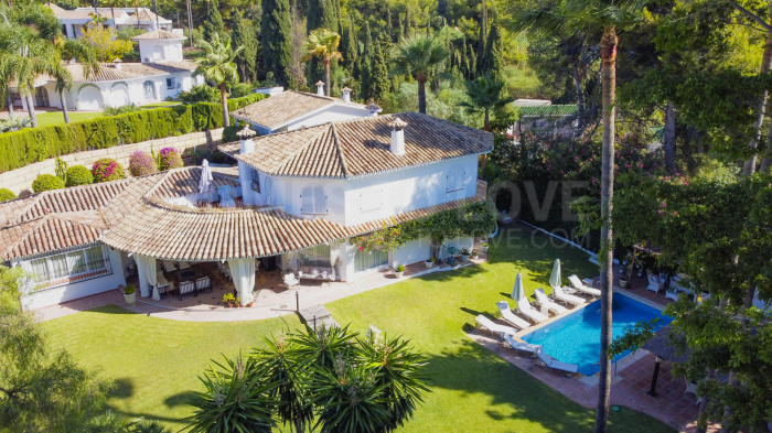 Maravillosa villa con orientación sur en la zona residencial Rocio de Nagueles, Marbella con apartamento de invitados