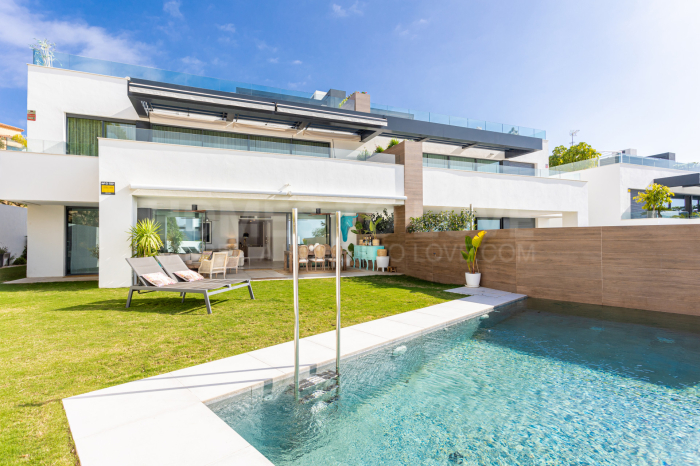 Elegante apartamento con jardín y piscina  privada y vistas al mar en Artola- Cabopino -Marbella Este