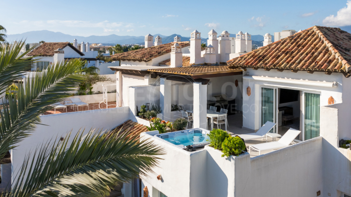 Ático dúplex impresionante en primera línea de playa en la codiciada zona de Puerto Banús.