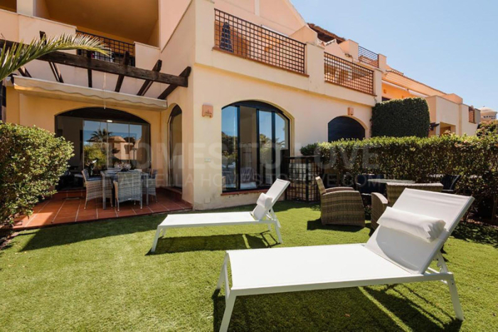 Fantástico apartamento de tres dormitorios en Los Mimosas Beach Gardens, Nueva Andalucía.