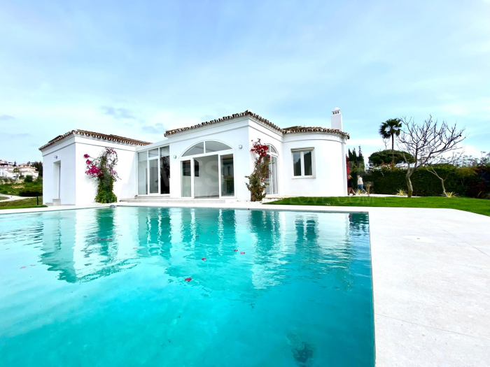 Villa andaluza con vistas panorámicas al mar y gran parcela privada en Hacienda Guadalupe, Manilva