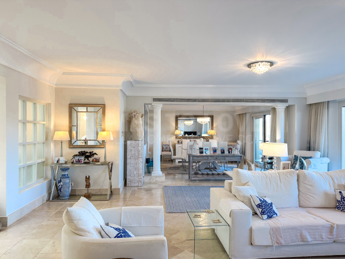 Dúplex Ático en Venta en Valgrande, Sotogrande – Orientación Sureste con Amplias Terrazas y Máxima Privacidad