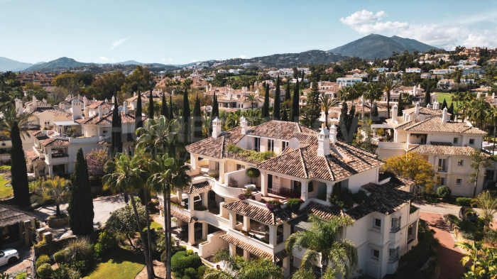 Ático de lujo con vistas panorámicas al mar y al golf en Las Alamandas, Nueva Andalucia
