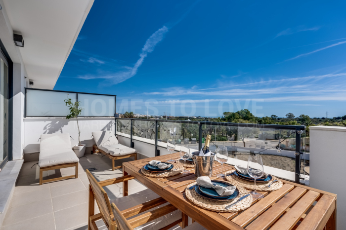 Ático de 1 Dormitorio con Impresionantes Vistas al Mar en La Resina, Estepona