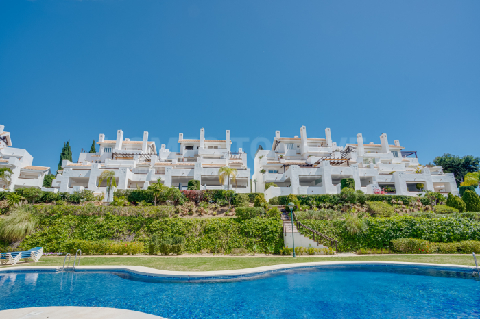 Lujo tres dormitorios, orientación sur oeste, primer piso en una de las comunidades de primera línea de playa más exclusiva Palm Beach, Los Monteros