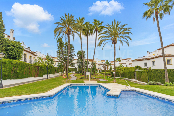 Maravillosa casa de tres dormitorios con vistas al mar, situada en Bel Air, Estepona.