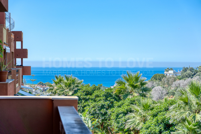 Joli appartement de deux chambres, plein sud-ouest à La Reserva de Marbella; avec vue sur la mer