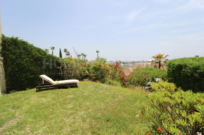 ADOSADO CON PRECIOSO JARDIN Y  VISTAS ABIERTAS AL MAR