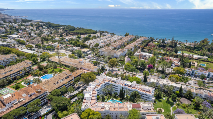 Impresionante ático dúplex con orientación sur en la conocida y cerrada comunidad Marbella Real
