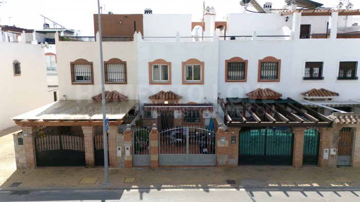 Spacieuse maison de ville de 4 étages avec solarium à Bello Horizonte, Estepona